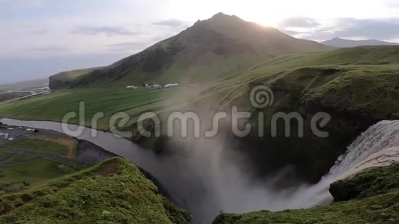 日落时从顶部缓慢移动的斯高佛斯瀑布冰岛视频的预览图