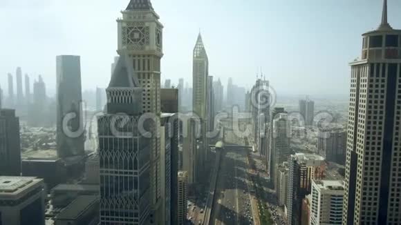迪拜国际金融中心DIFC地区摩天大楼和阿联酋主要街道的鸟瞰图视频的预览图