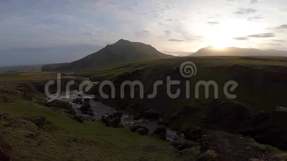 美丽的平滑的冰岛河在日落时被青山环绕靠近Fimvorduhals远足小径视频的预览图