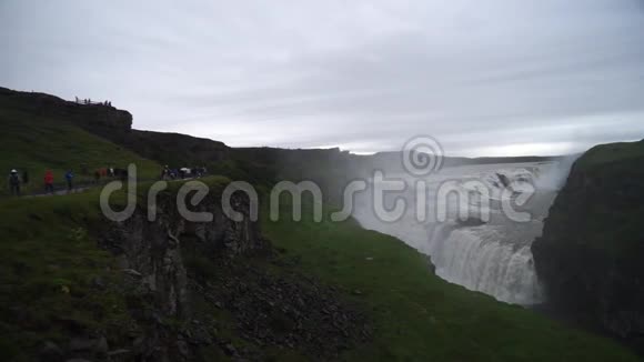 在多云的日子里成群结队的游客来到Gullfoss瀑布冰岛慢动作视频的预览图