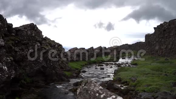冰岛Thingvellir国家公园的Oxarafoss瀑布的缓慢运动视频的预览图