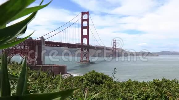 中午时金门大桥穿着破旧的外套旧金山金门大桥的中日阳光视频的预览图