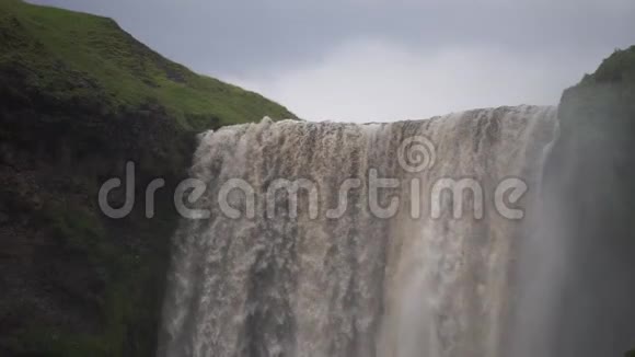 日落时斯高佛斯瀑布缓慢运动冰岛视频的预览图