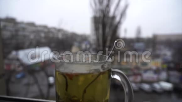 夏日雪景背景下的热茶杯慢动作视频的预览图