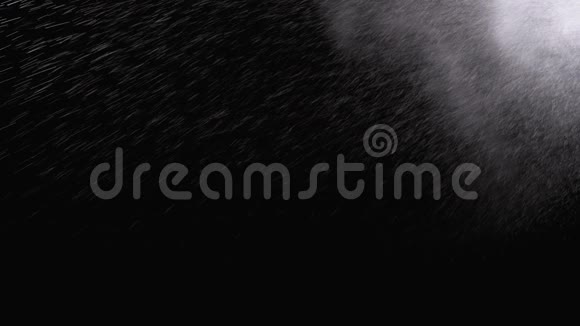 黑色背景喷水空气中的水滴慢动作视频的预览图