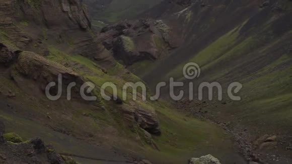不同颜色的峡谷悬崖和山丘视频的预览图