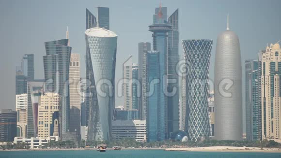 多哈现代天际线全景卡塔尔晴天视频的预览图