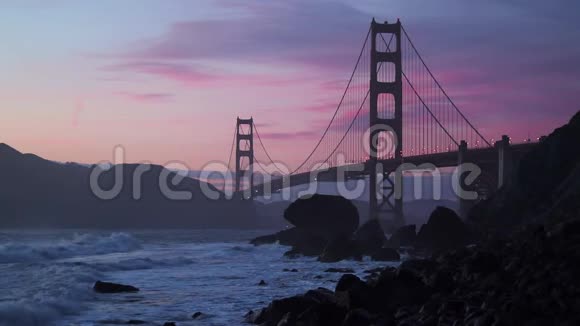 日落时金门大桥的美丽电影镜头加州旧金山的黄金时刻视频的预览图