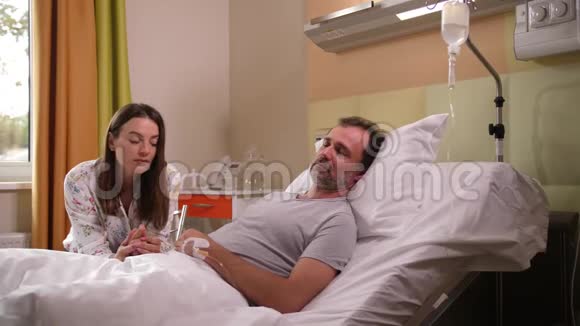伤心的女人在病房里对着生病丈夫哭视频的预览图