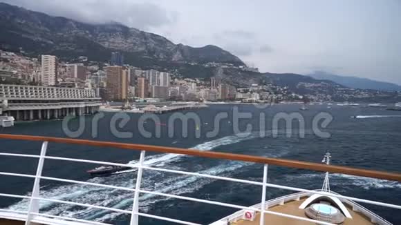 在摩纳哥蒙特卡洛停靠的许多船只环绕的游船船头上可以看到景色视频的预览图