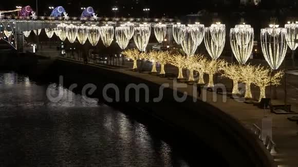 新年城堤上装饰着灯的花环视频的预览图