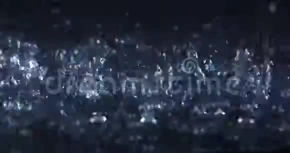 镜头前猛烈的慢镜头溅起雨水视频的预览图