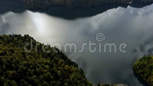 空中拍摄美丽的高山湖里萨速船漂浮夏季从上面看到美丽的里萨湖之间视频的预览图