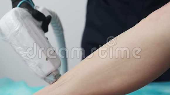 美容师在美容工作室里用激光客户脚上脱毛视频的预览图