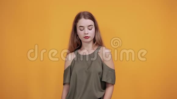 年轻女子嘴巴张开手指放在嘴上视频的预览图