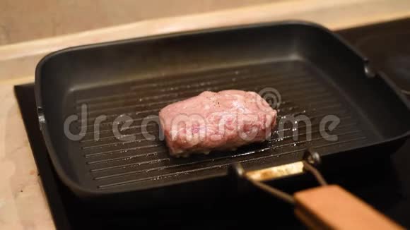 在平底锅里放一块牛肉烤架慢动作视频的预览图