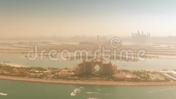 空中小车变焦镜头棕榈朱美拉岛和遥远的迪拜天际线阿联酋视频的预览图