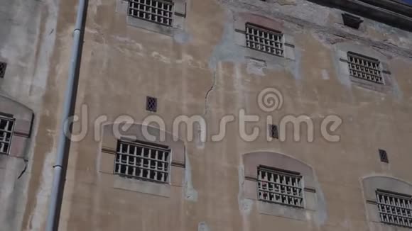 监狱大楼的墙上有栏杆视频的预览图