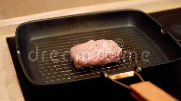 在平底锅里放一块牛肉烤架慢动作视频的预览图