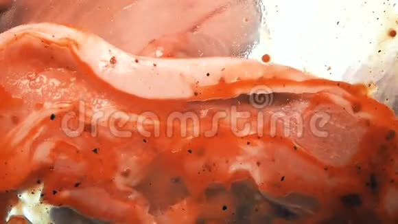 从下面看作为一个烹饪刷涂番茄酱与草药烹饪牛排在烤架上白色背景视频的预览图