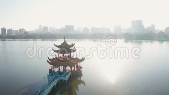 台湾高雄日出时鸟瞰莲花池和春秋宝塔亚洲视频的预览图