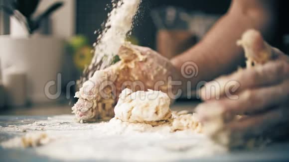 在面包面团上倒入面粉慢动作特写镜头视频的预览图