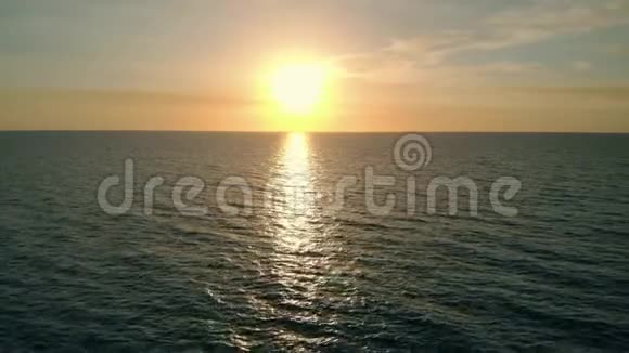 海上浪漫多彩的日落鸟瞰视频的预览图
