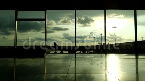 日落时机场休息室的乘客剪影视频的预览图