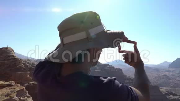 一个人用手在美丽的山景上画相框有灵感有旅游理念视频的预览图