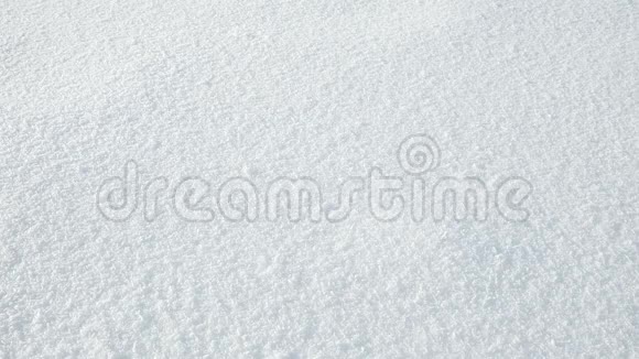白色清新的雪落在雪的背景上视频的预览图