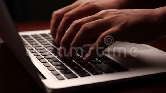 商务人员用4K慢动作在笔记本电脑键盘上工作和打字视频的预览图