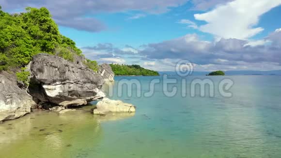 热带岛屿有白色海滩和石灰岩峭壁鸟瞰沙必堂视频的预览图