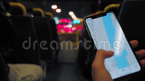 在阿联酋迪拜一名不明身份的年轻女子在乘坐双层巴士时使用智能手机上的GPS导航仪视频的预览图