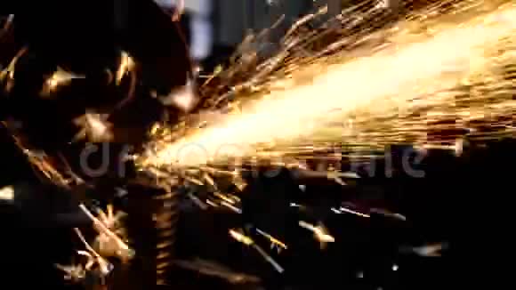 切割钢件金属加工工具制造铁的细节热火花视频的预览图