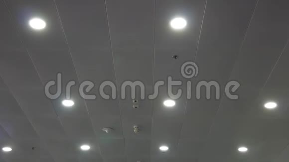 灯泡在白色的天花板上闪闪发光视频的预览图