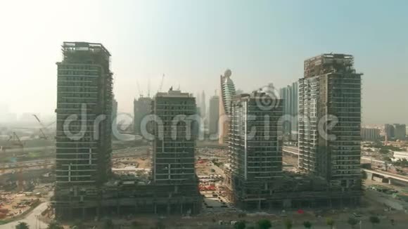 阿联酋迪拜城市景观内摩天大楼建筑工地的鸟瞰图视频的预览图