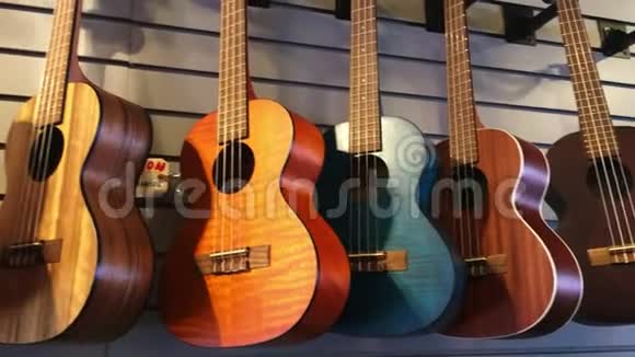 在清英村购物中心出售的吉他是考艾最好的地方在那里花一些钱买纪念品和打字视频的预览图