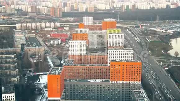 俄罗斯莫斯科现代住宅区和高峰时间交通堵塞的鸟瞰图视频的预览图