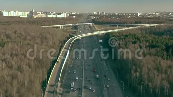 俄罗斯列宁斯基普罗斯佩克特高速公路与莫斯科环路交汇处的鸟瞰图视频的预览图
