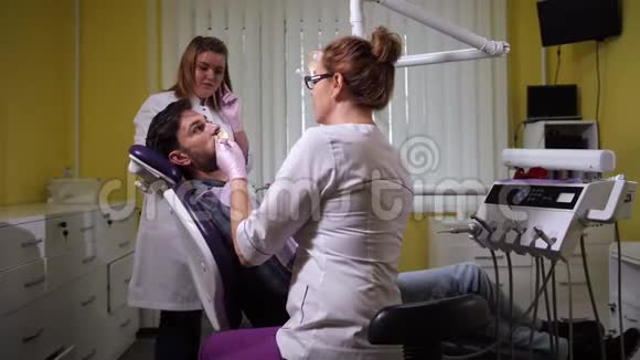 女士牙科医生为的病人抛光牙齿视频的预览图