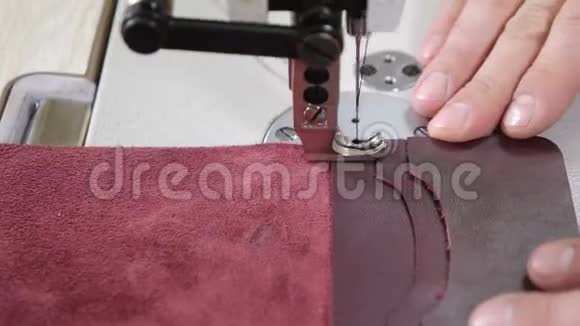 使用缝纫机缝制皮革的过程缝机和带缝皮革一次宏观射击最后报告视频的预览图