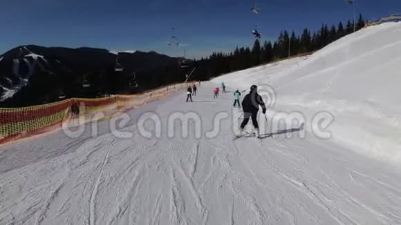 第一人称景观滑雪者和滑雪板滑雪者滑下滑雪坡在滑雪胜地视频的预览图