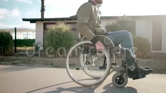 轮椅残疾人晨游视频的预览图