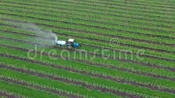 农用拖拉机在田间用喷雾器喷洒除草剂和农药喷洒化学杀虫剂视频的预览图