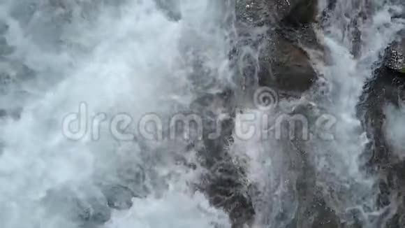 波涛汹涌的山河在石头间流淌视频的预览图