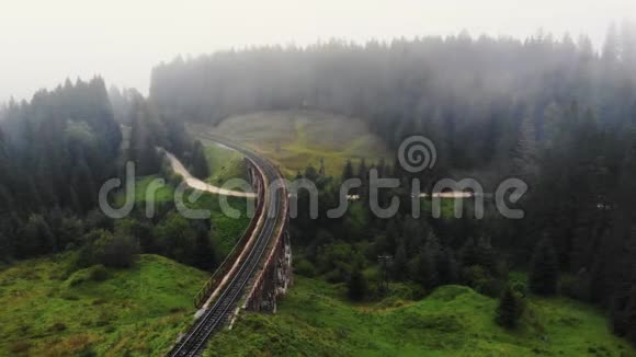 美丽的高山景观与古老的奥地利桥在喀尔巴阡山视频的预览图