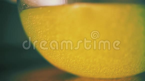 大玻璃碗或带有橙色碳酸饮料的罐子慢镜头视频的预览图