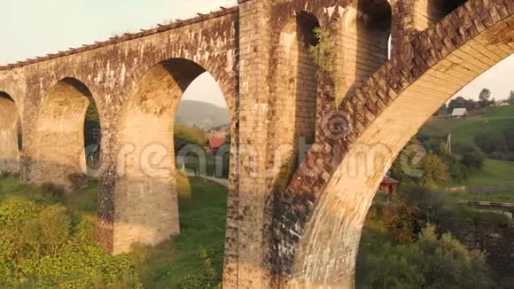夏季喀尔巴阡山老石桥视频的预览图
