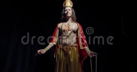 印度神苏里亚太阳神举起他的手臂戴着一顶4k的皇冠视频的预览图