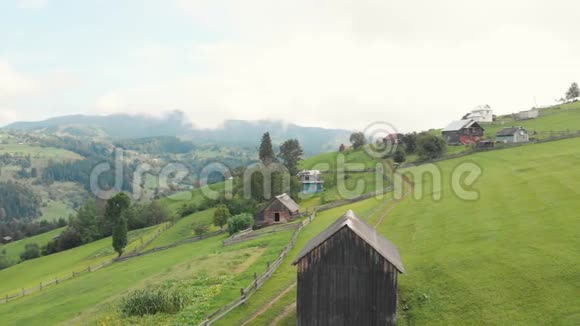 风景如画的高山村视频的预览图